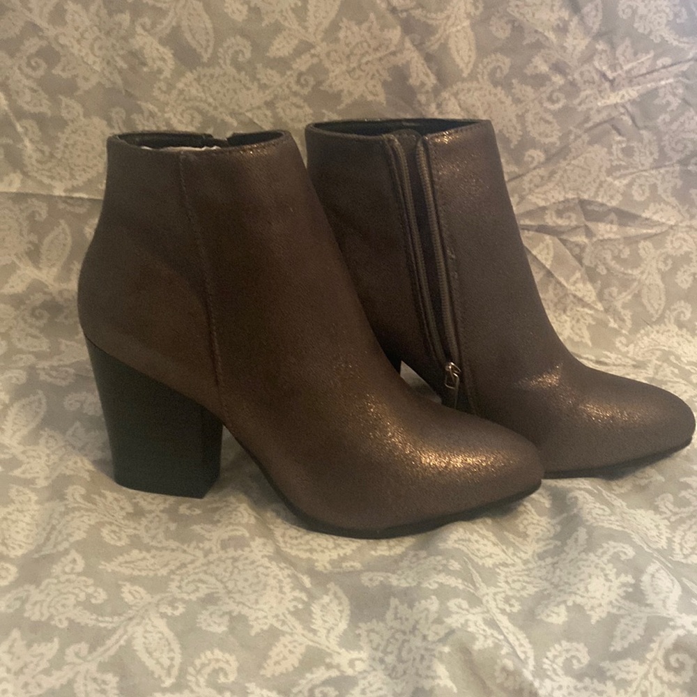 JustFab Eliana color glitter silver size 7.5 ankle boot